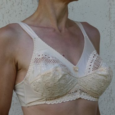 Vintage floral beige women bra lace underwear size 90D / women lingerie accessory