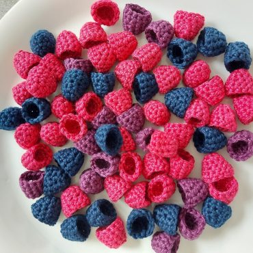 12 pcs. raspberries blackberries crocheted in set for shop play kitchen fruit fruits