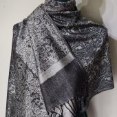 Fashionable scarf with a subtle pattern, a light and dark side. Basic that suits every occasion. Black and grey, black fringes.