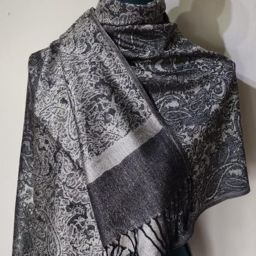 Fashionable scarf with a subtle pattern, a light and dark side. Basic that suits every occasion. Black and grey, black fringes.